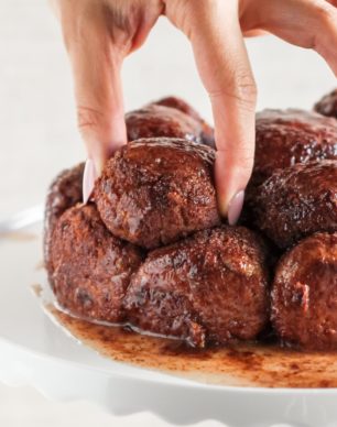 Healthy Low-Carb Gluten-Free Monkey Bread (aka Cinnamon Sugar Pull Apart Bread)! No sugar, no butter, no oil, and no white flour, yet it’s soft, moist, and sweet! You’d never know it’s sugar free, low carb, high protein, high fiber, gluten free, and dairy free. Healthy Dessert Recipes at the Desserts With Benefits Blog (www.DessertsWithBenefits.com)