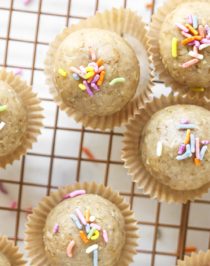 These 5-ingredient Cake Batter Energy Bites have got all the flavor of vanilla cake without the added sugar, butter, oil or eggs. Yep, these healthy no-bake energy bites are sugar free, gluten free, dairy free, and vegan.